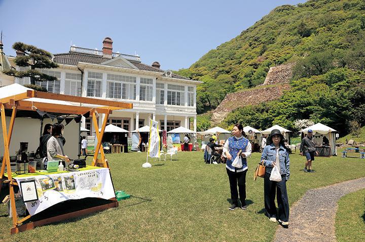 鳥取城跡中ノ御門の完成記念開門式 マルシェの様子