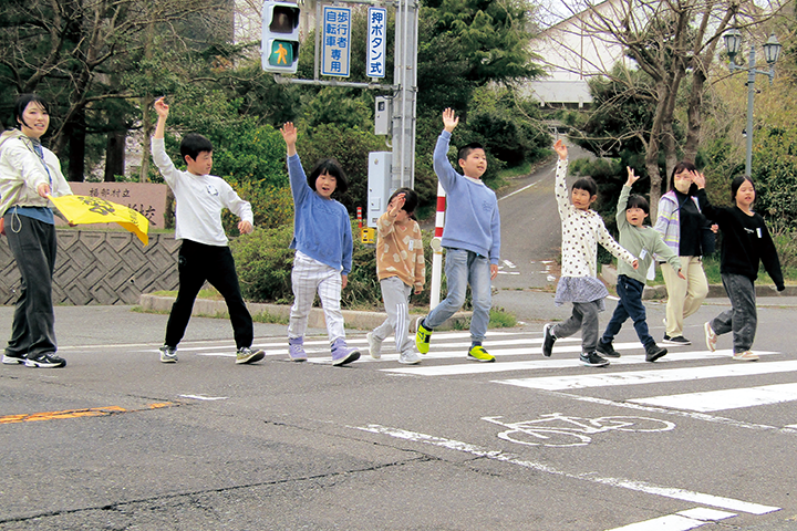 福部未来学園 「春の交通安全教室」 横断歩道を渡る児童の様子