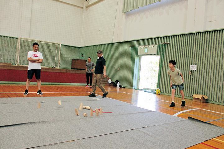 モルックを投げている様子