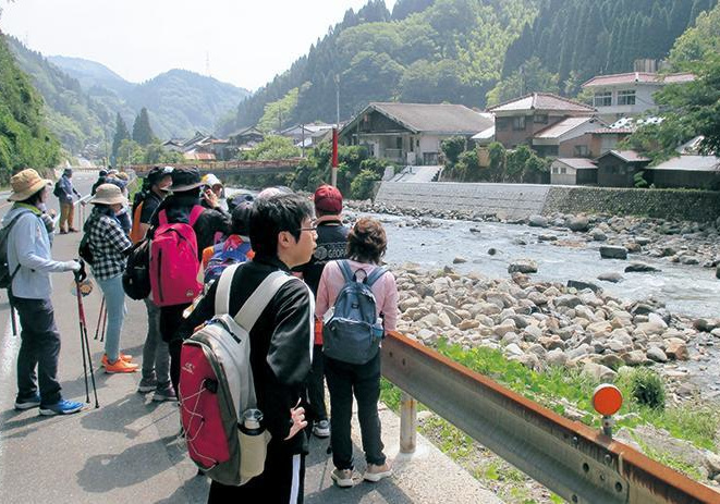 佐治川沿いを歩いている様子