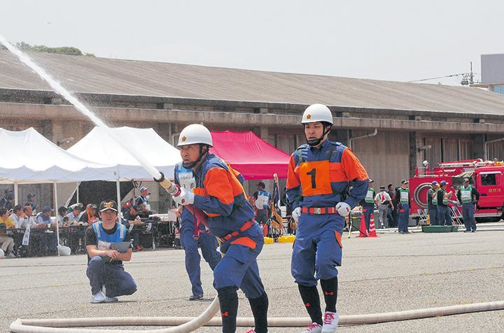 消防団放水の様子