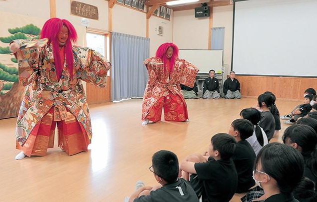 「能」と「狂言」を舞っている様子