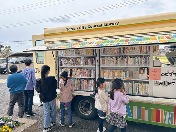 移動図書館車