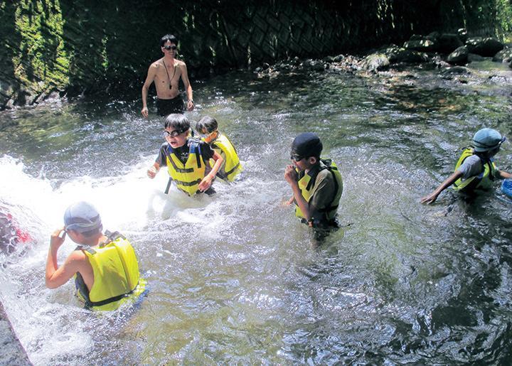 川遊びをしている様子