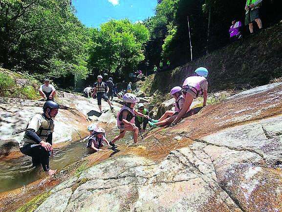 川遊びを楽しむ様子