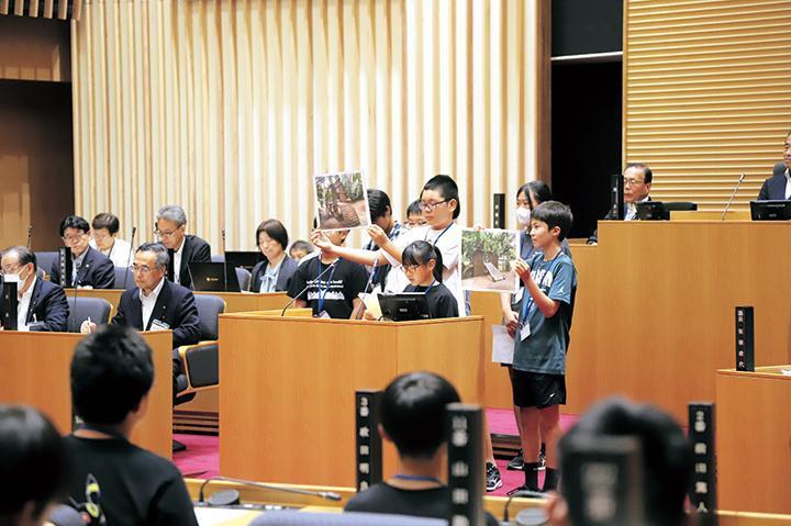 壇上で意見を話している様子