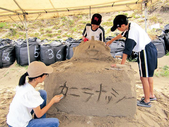砂像づくりをしている様子