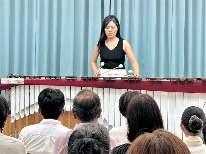 マリンバを演奏している様子