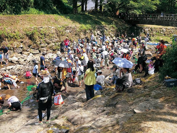 ヤマメのつかみ取りの様子