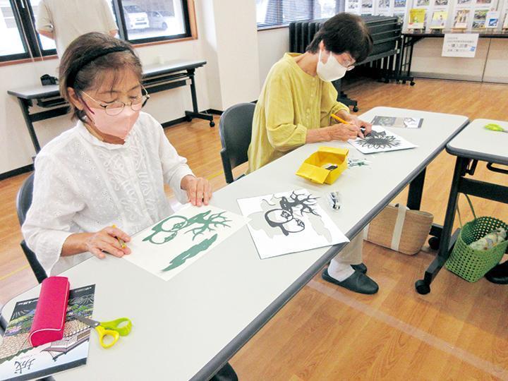 切り絵をしている様子