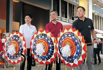 傘踊りを体験する三人の市長