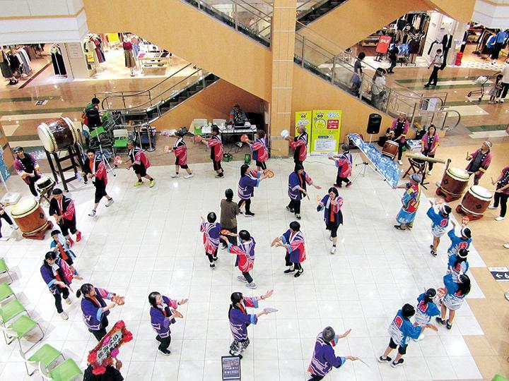 貝がら節踊りをしている様子