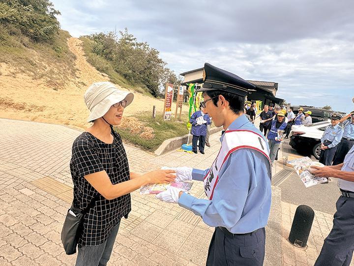 啓発グッズを手渡している様子