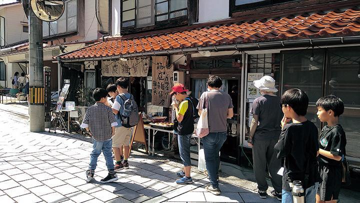 多くの人でにぎわっている様子