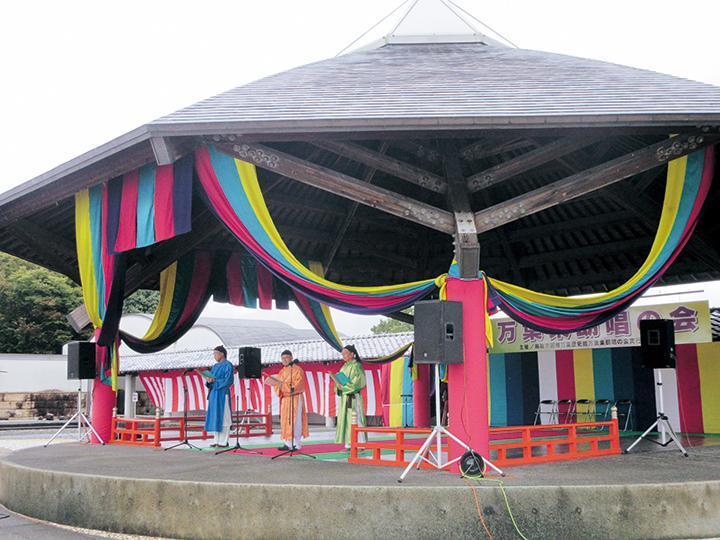 朗唱している様子