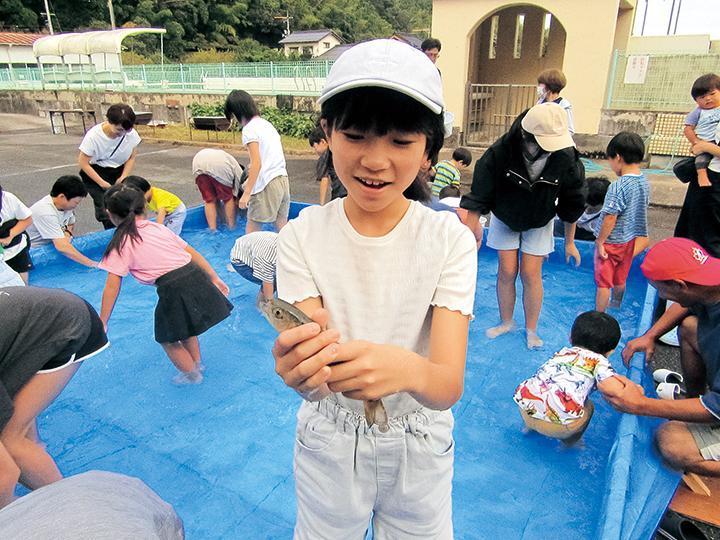 ヤマメを捕まえた様子