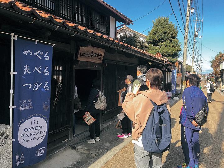 文化財住宅などを巡る様子