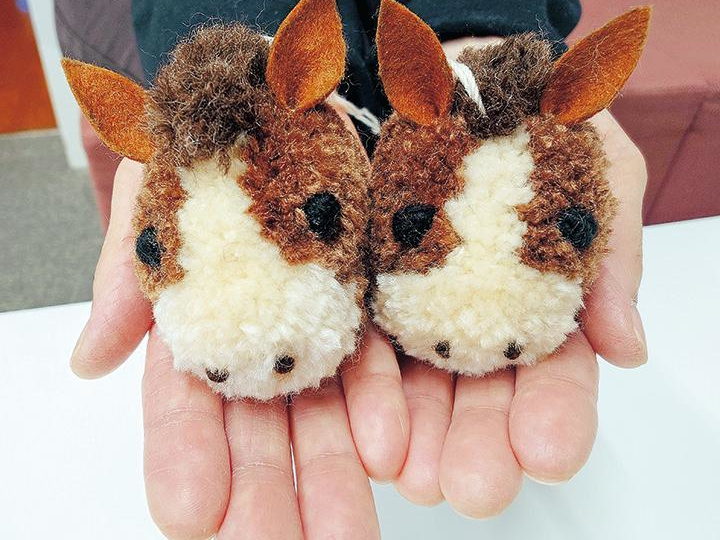 毛糸で作った馬のポンポン