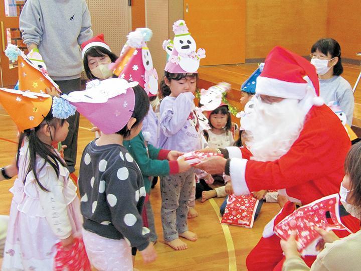 サンタクロースからのプレゼントを受け取る様子