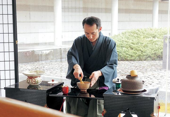 お茶をたてている様子