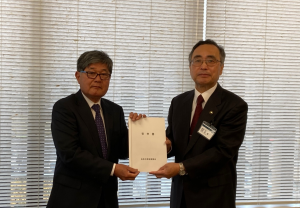 答申書を持つ鳥取市長と鳥取市環境審議会副会長