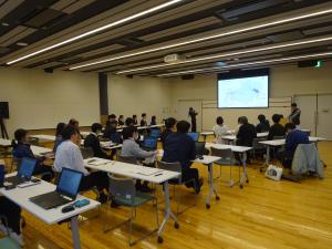 学生が発表している画像