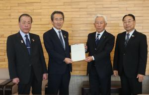 西村委員長から星見議長に提言書が手渡される様子