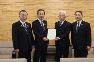 西村委員長から星見議長に提言書が手渡される様子