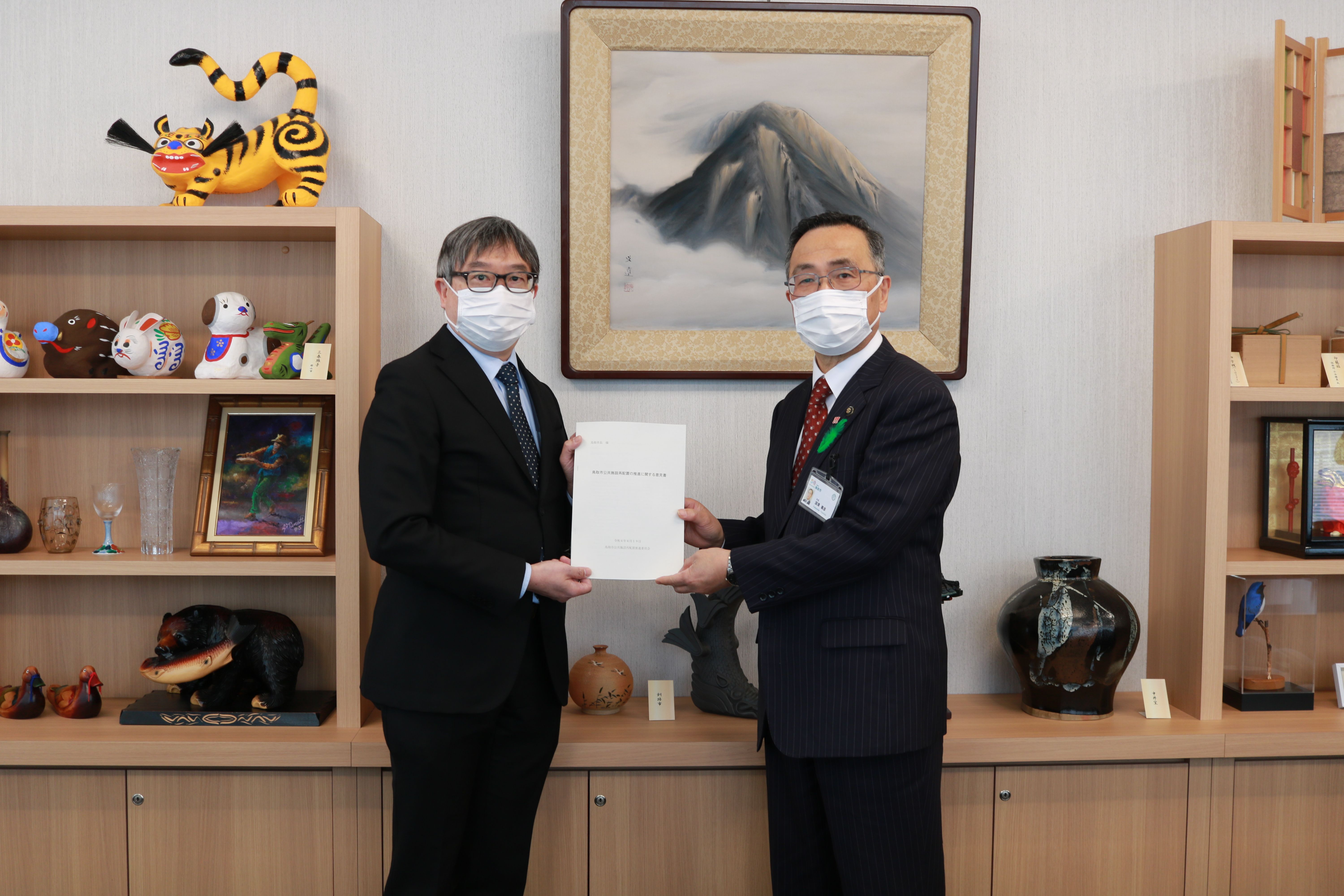 張委員長（左）から深澤市長（右）に意見書が提出されましたの画像