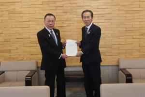 星見議長に報告書を提出する長坂座長