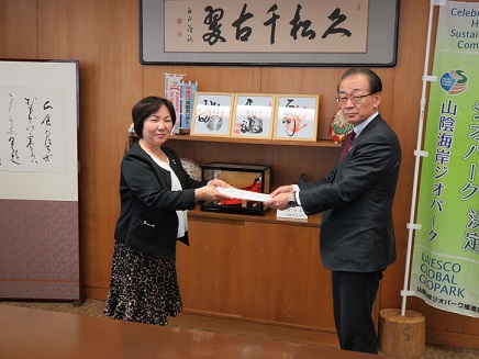 上山会長から羽場副市長へ答申書が手渡されましたの画像