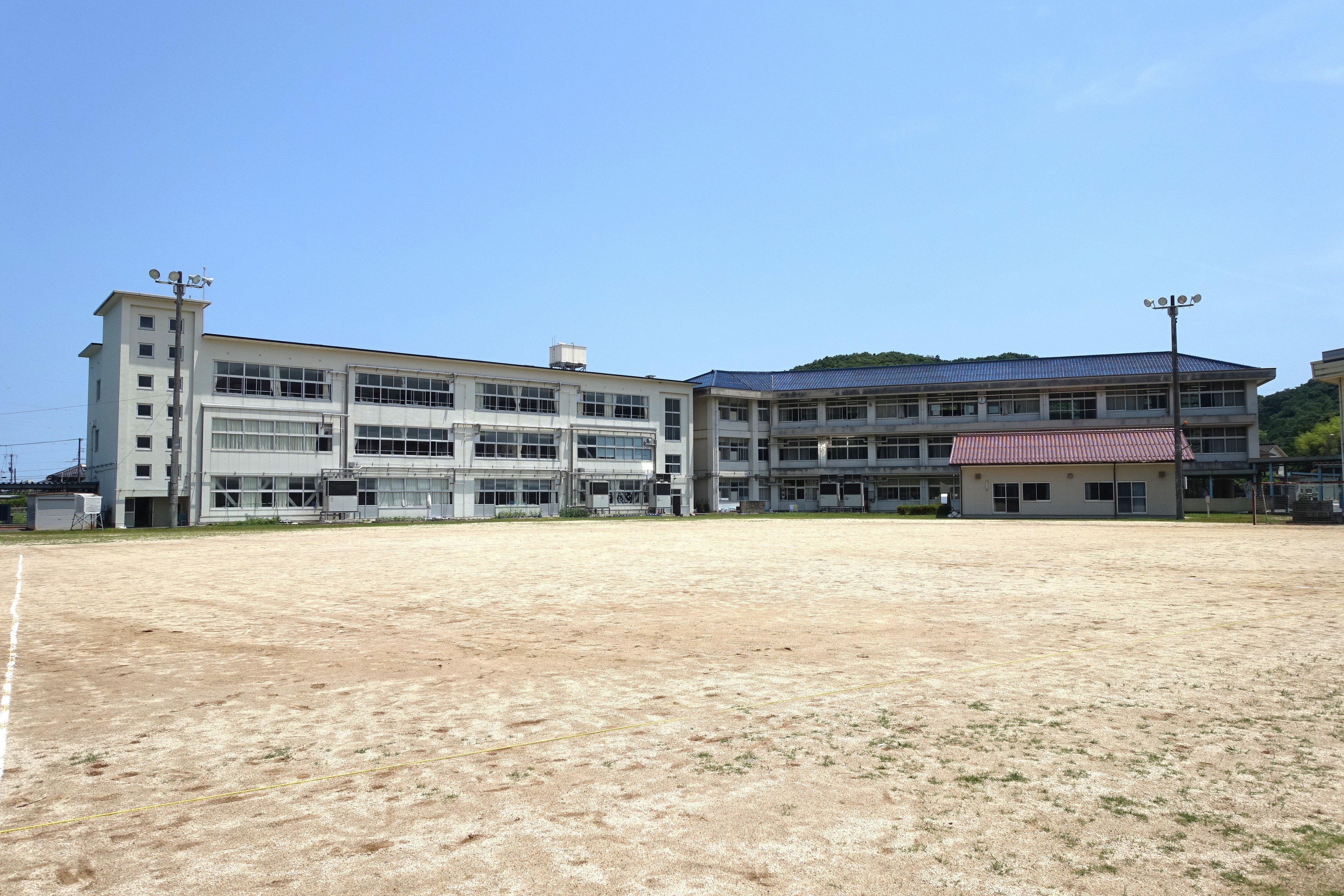 湖南学園 校舎　校庭側