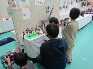 展示作品を見ている来場者の方々
