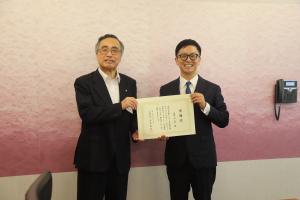 感謝状贈呈の様子（市長と渡部様）