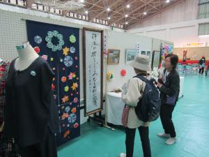 展示作品を見ている来場者