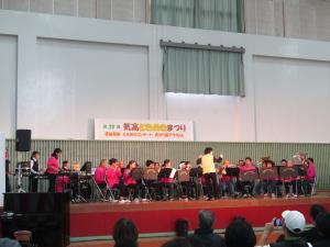 気高ときめきまつりのステージでポコ・ア・ポコと気高中学校吹奏楽部生徒が演奏している
