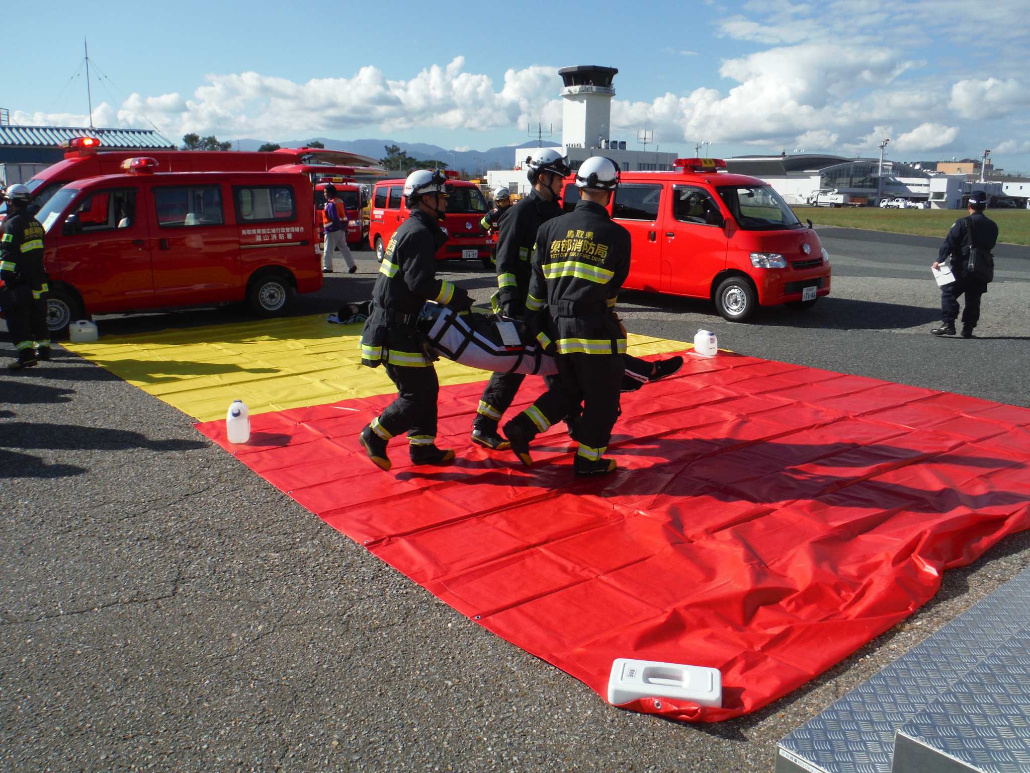 空港訓練一斉放水の画像