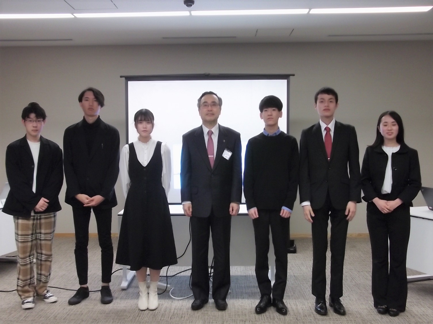 「とっとり若者地方創生会議」メンバーと深澤市長の画像