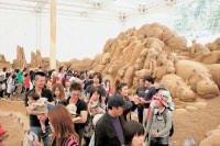  アフリカをテーマにした砂の美術館第4期展示に過去最高の来場者の画像