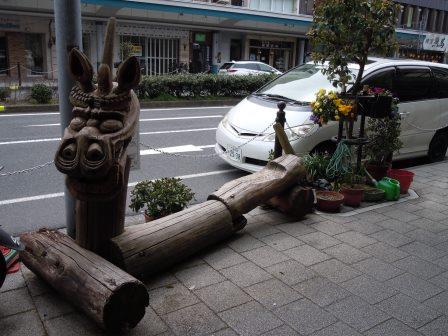 まちなかに設置される麒麟獅子をモチーフにしたベンチの画像
