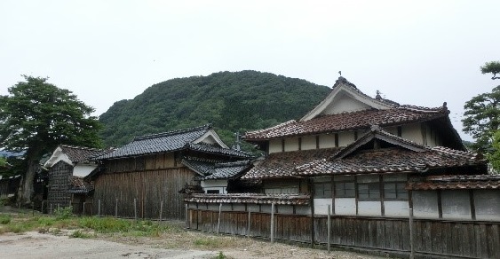 中国山地を背に佇む『太田家住宅』の画像