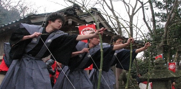 崖上の御埼集落で行われる『百手の儀式』の画像