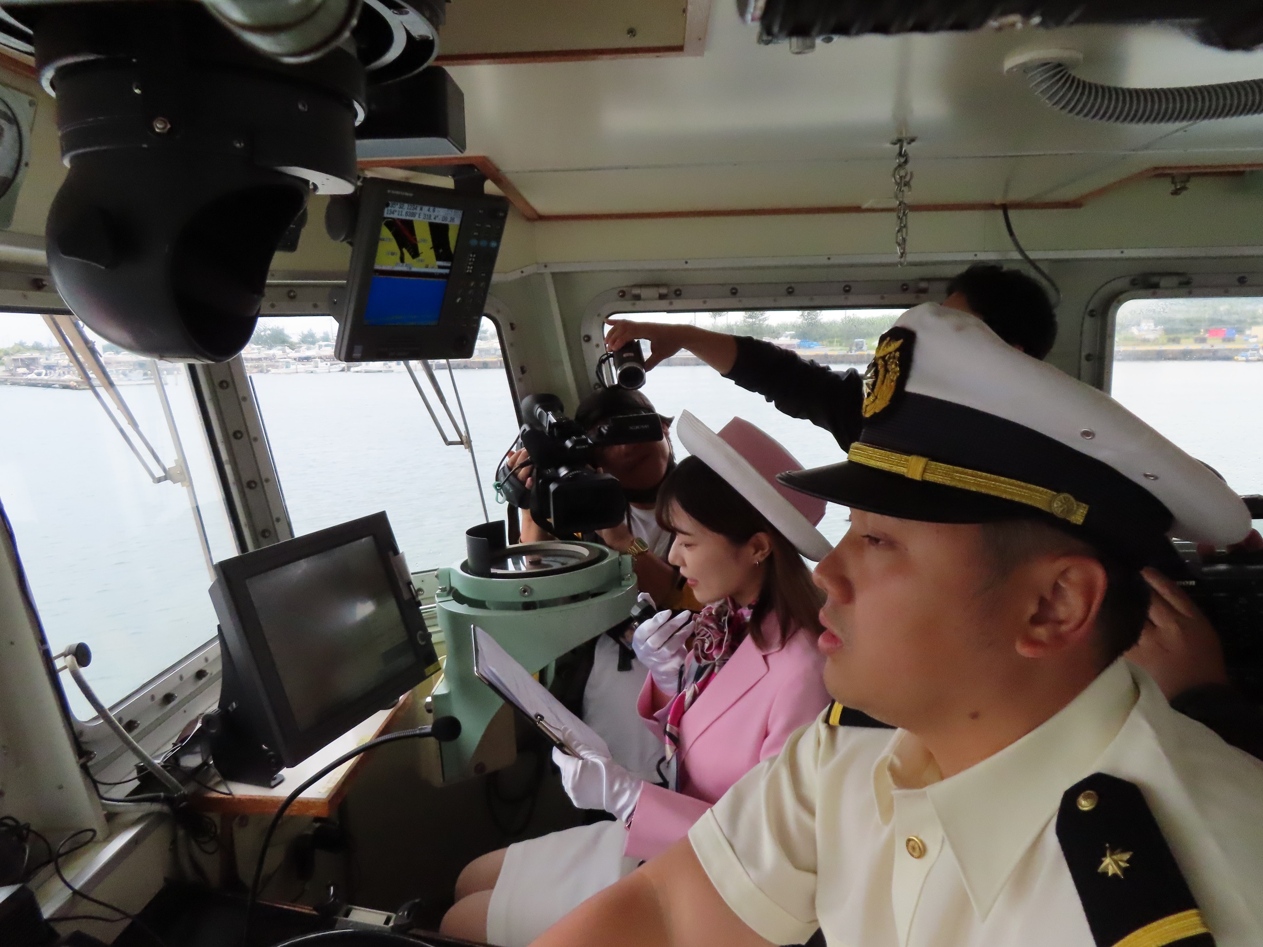 海上で呼びかけを行う宮島さんの画像