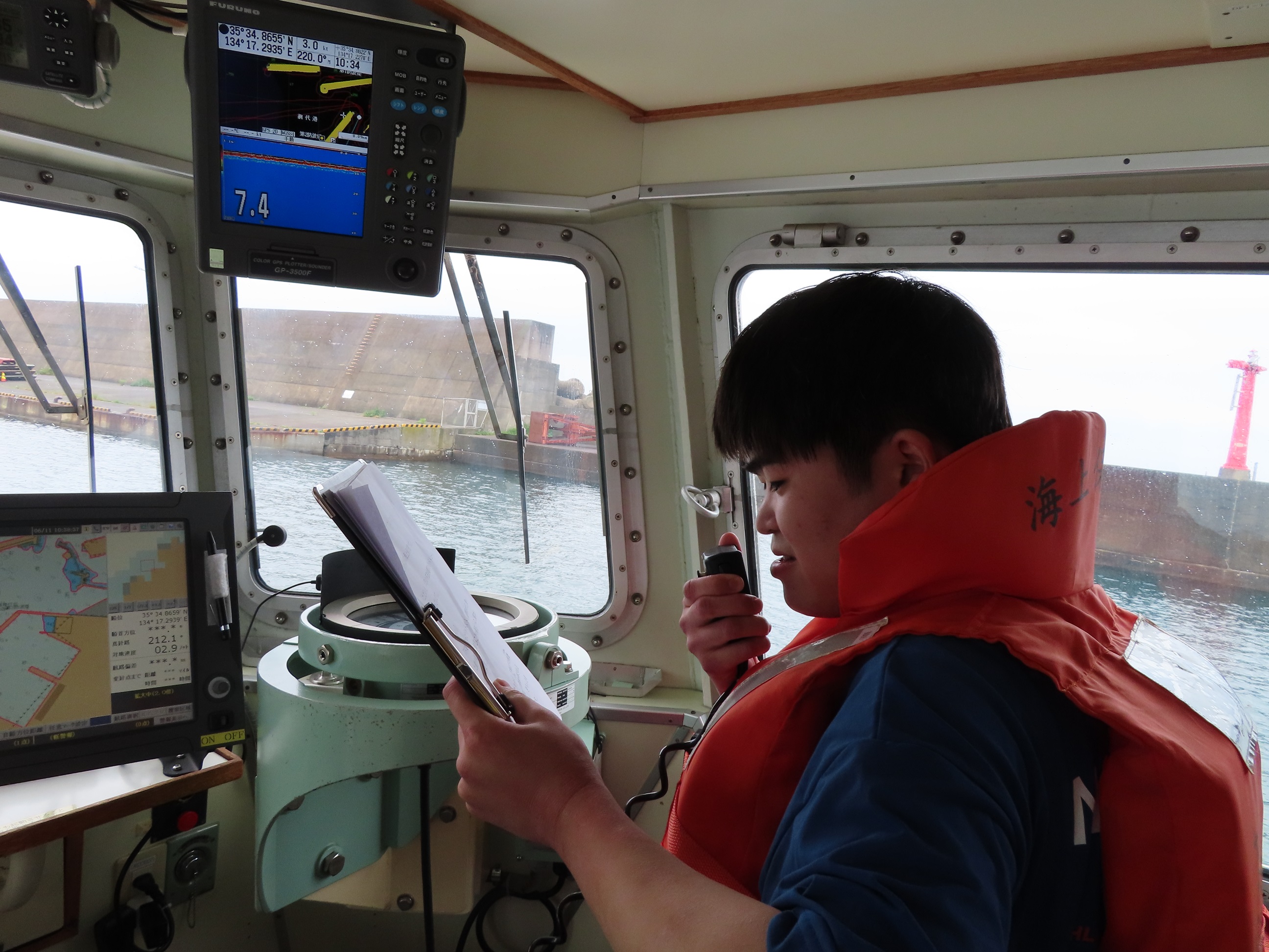 海上で呼びかけを行う生徒の画像