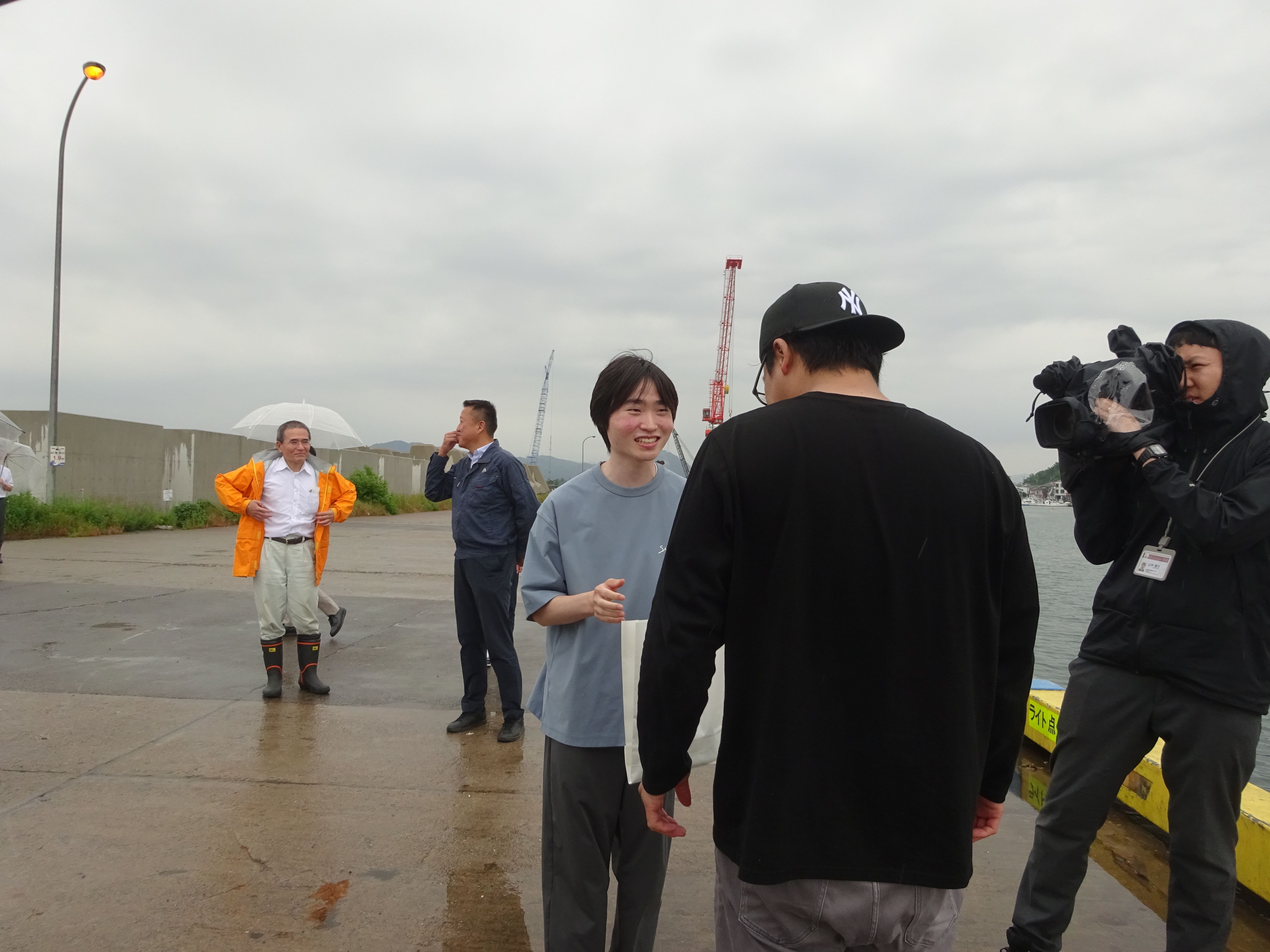 釣り客に啓発物品を配布する公立環境大学の生徒達の画像1