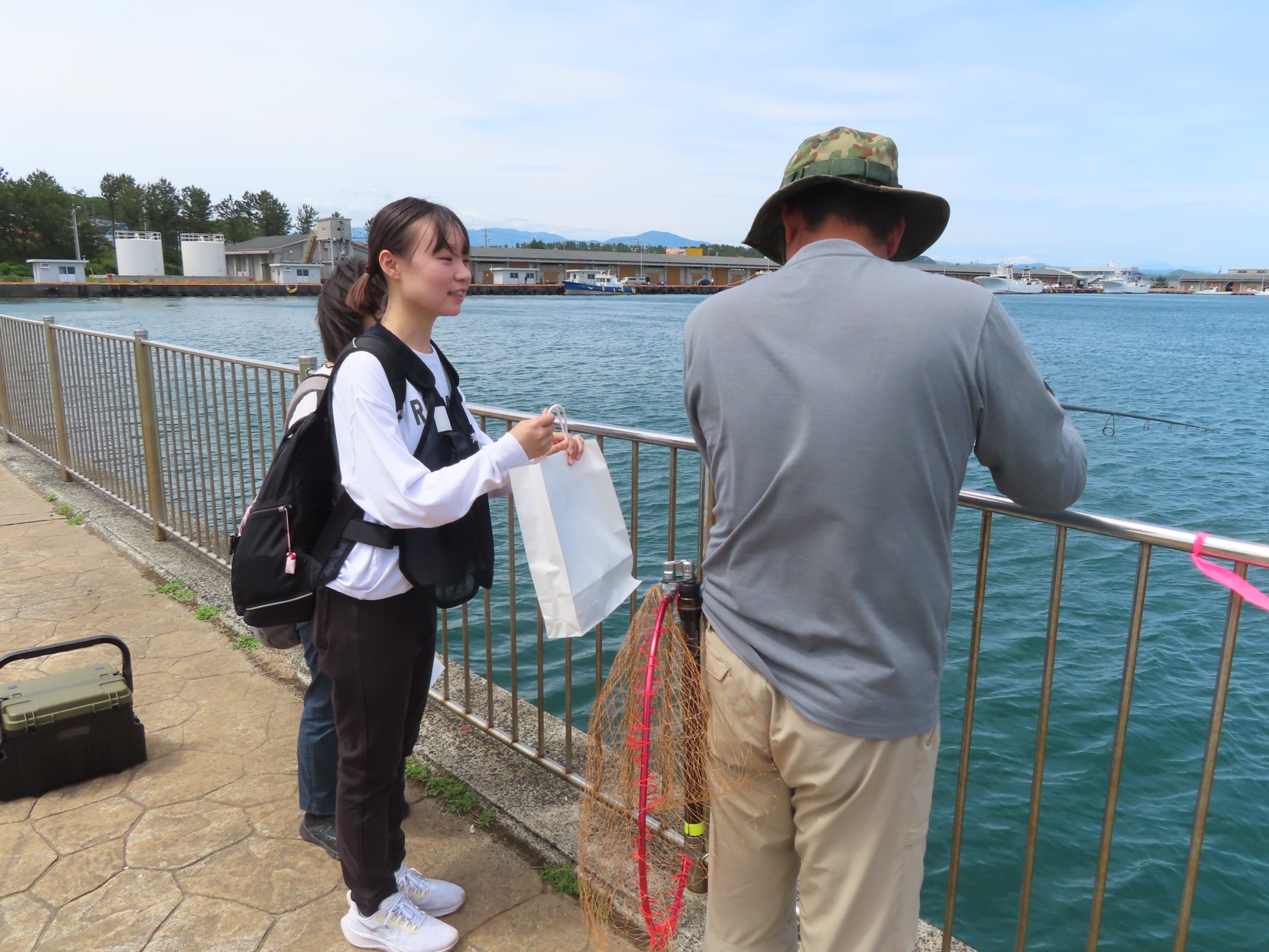 釣り客に啓発物品を配布する公立環境大学の生徒達の画像2