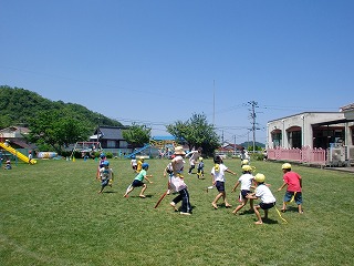 「鳥取方式」による保育園庭芝生化事業の画像