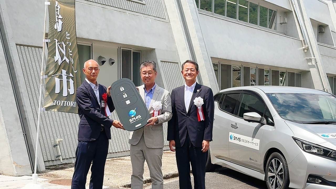 リユースEV公用車　鍵の贈呈の画像