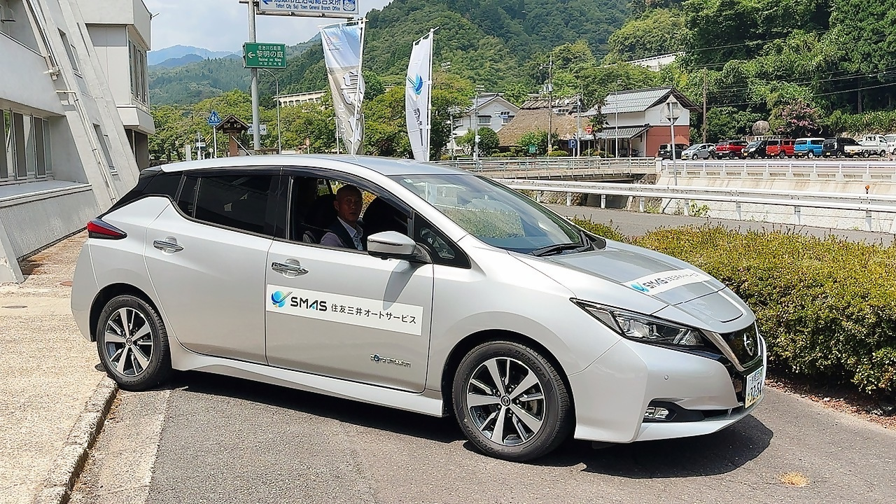 佐治町総合支所長によるリユースEV公用車の試運転の様子の画像1