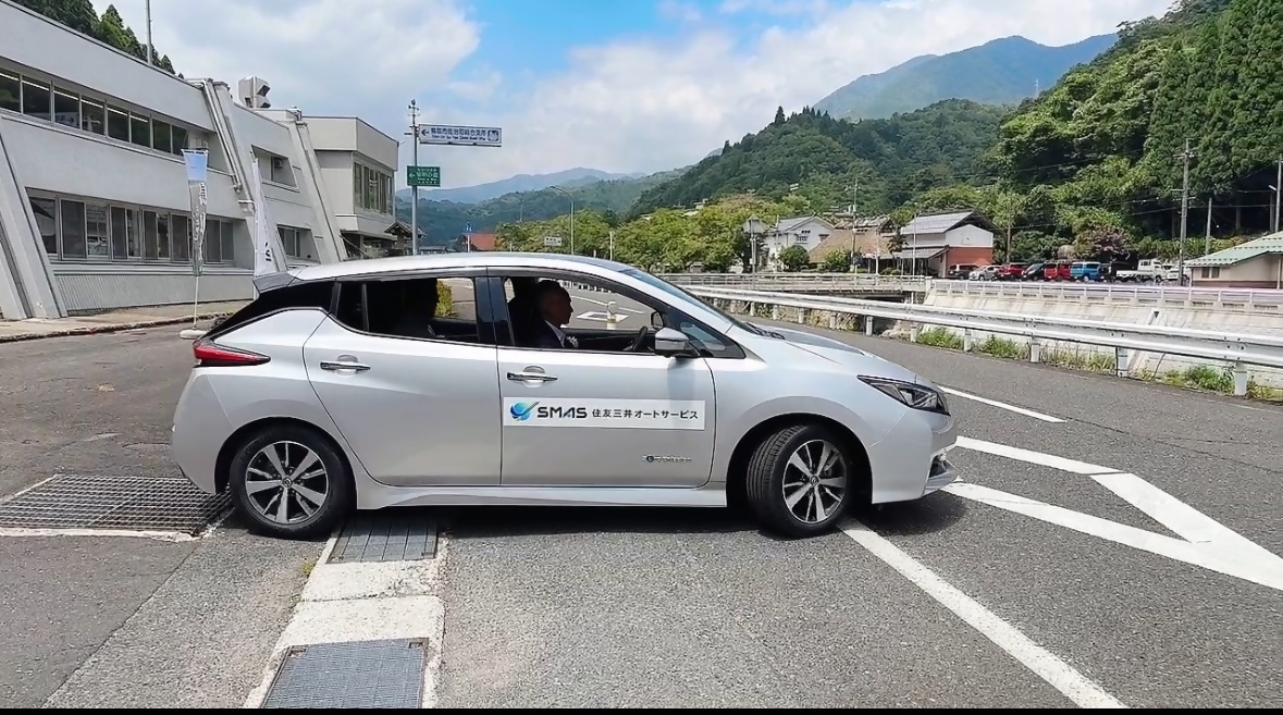 佐治町総合支所長によるリユースEV公用車の試運転の様子の画像2